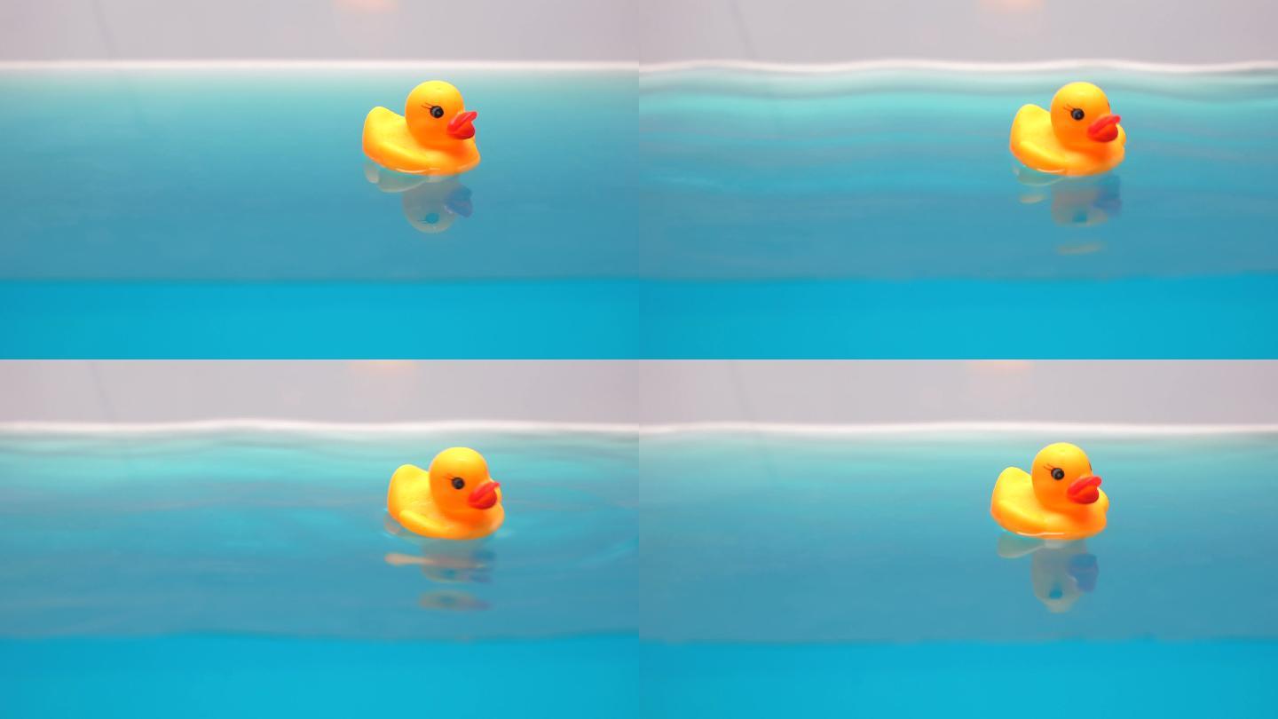 黄色的橡皮鸭漂浮在浴缸里