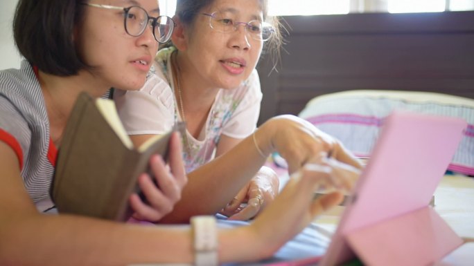 亚洲家庭使用数码平板电脑