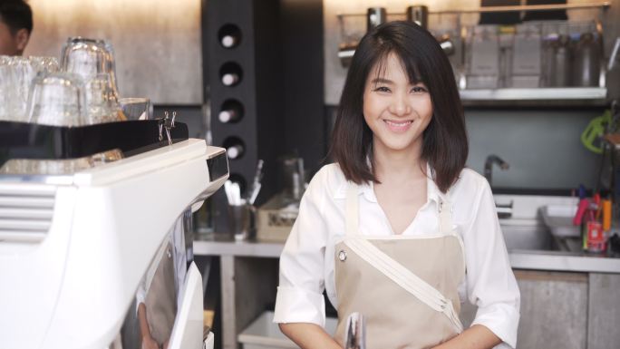 女咖啡师在微笑服务员服务业营业欢迎