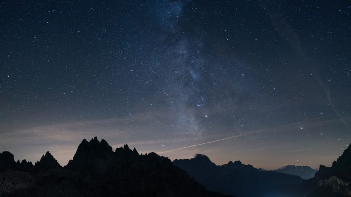 银河越过山脉唯美流星雨满天繁星