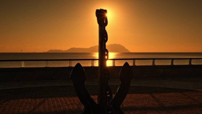 海边公园大铁锚景观雕塑的光影延时摄影