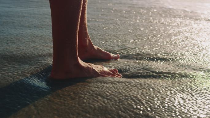 光着脚站在海滩上海水海浪浪花
