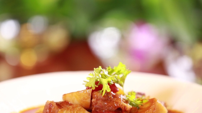 土豆西红柿炖牛腩出锅 (3)