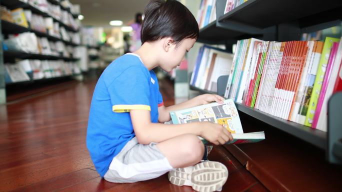孩子在图书馆看书实拍
