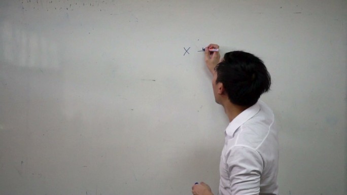 年轻英俊的数学老师正在白板上写字