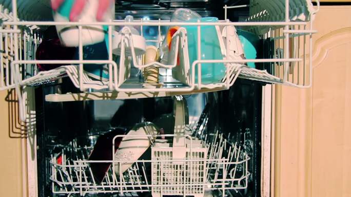 一个人装洗碗机准备使用。