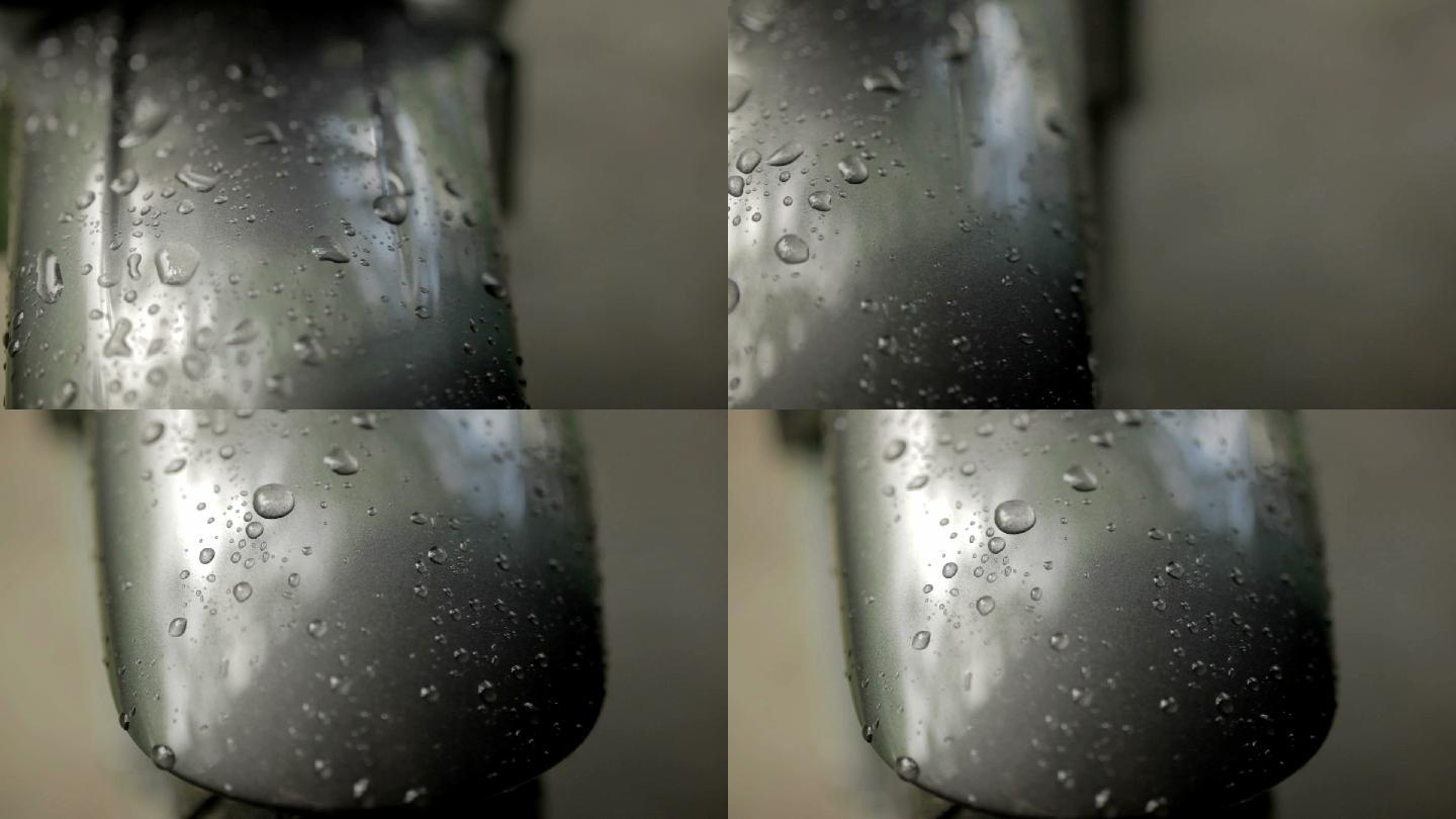 洗车或下雨后，靠近摩托车上的水滴