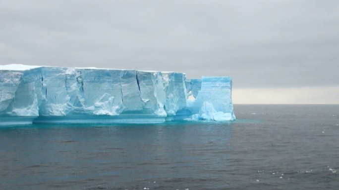 布兰斯菲尔德海峡的冰山