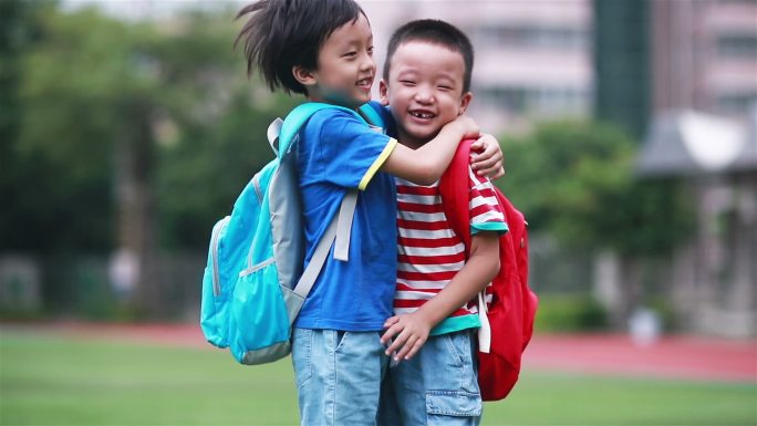 孩子们走在学校里小孩欢乐可爱天真