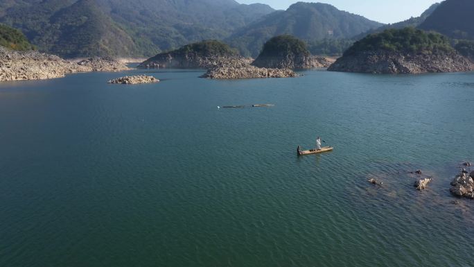 【4K】航拍船只在湖泊上渔夫人物桃花湖
