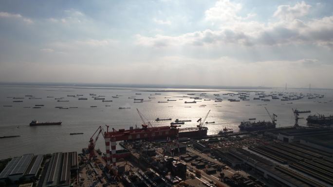 南通长江边很多轮船驶过 丁达尔光