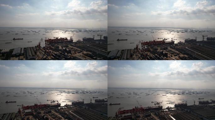 南通长江边很多轮船驶过 丁达尔光