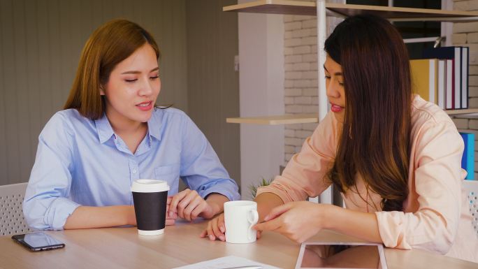 在交流的两个女人闺蜜同事聚餐聚会下午茶