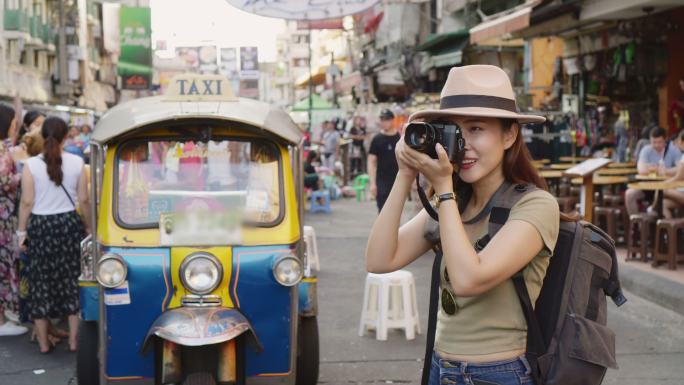 游客在泰国曼谷步行街散步和旅游拍照