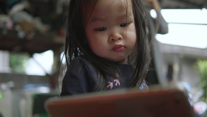 小女孩使用数码平板电脑