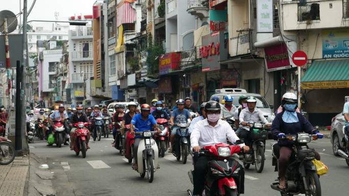 许多越南人骑摩托车上下班