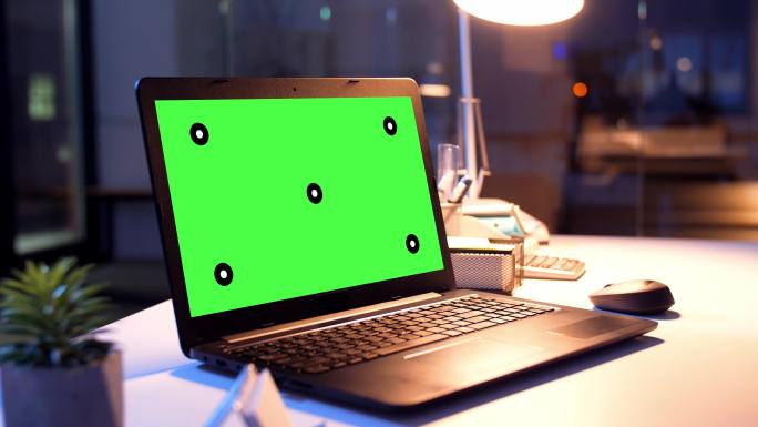 笔记本电脑与色度键绿色屏幕