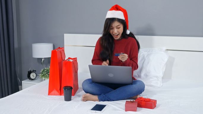 网上购物的女人圣诞节刷卡网购女性女子