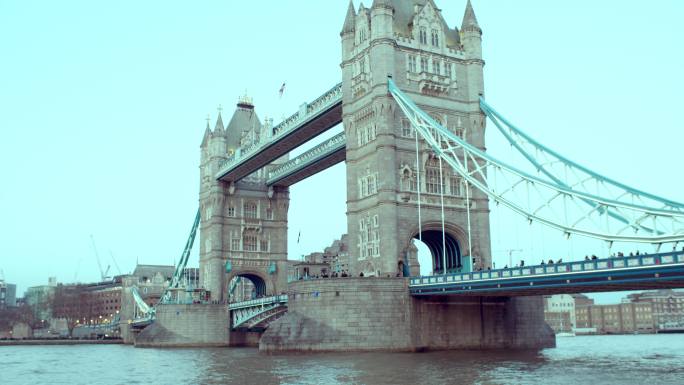 英国伦敦市中心塔桥河水河流