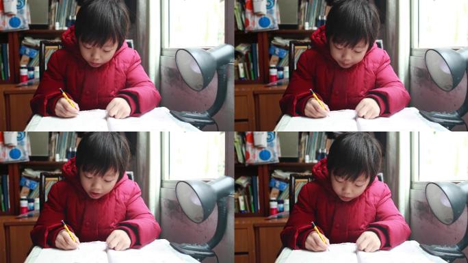 小男孩写家庭作业