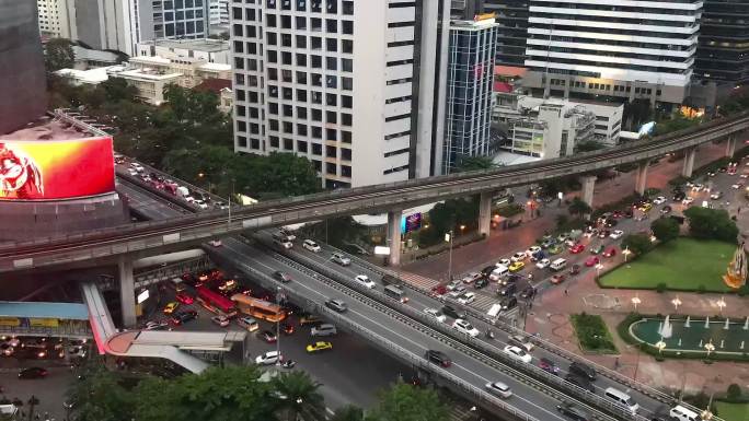 泰国曼谷的道路上交通上流逝的时间都市风景