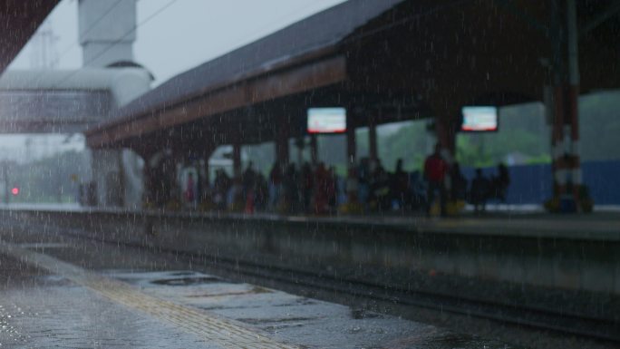 暴雨中的马来西亚城市铁路车站