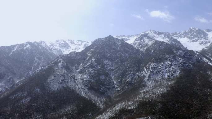 巍峨雪山航拍4K