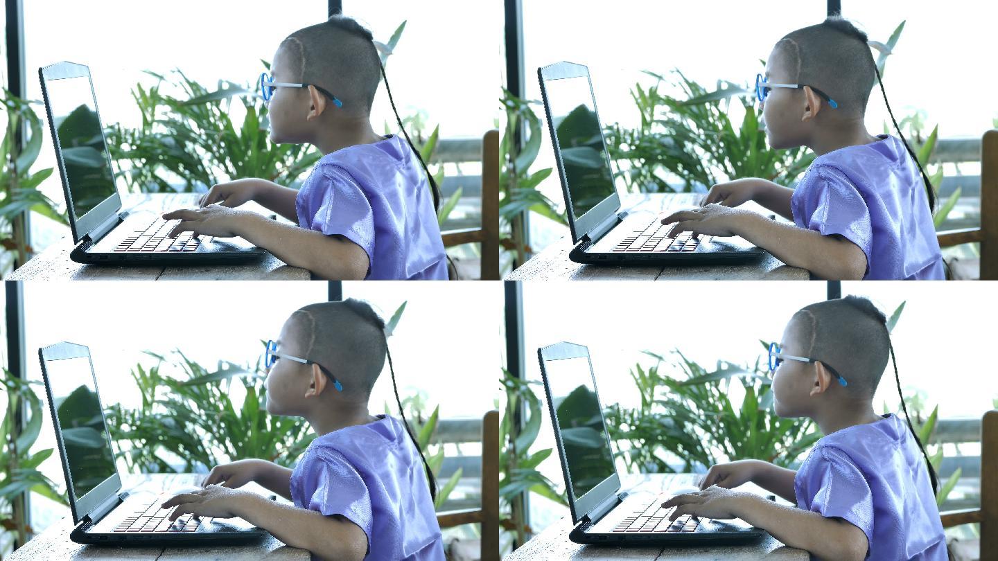 快乐的小男孩与电脑笔记本电脑。