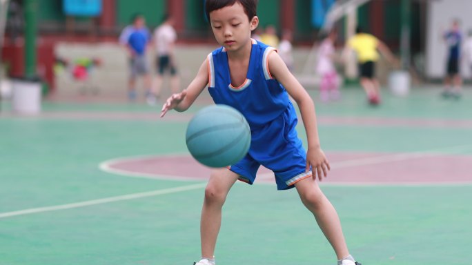 可爱的小男孩在打篮球