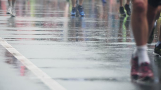 业余跑步者参加城市马拉松