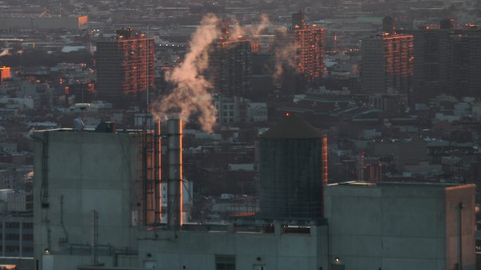 蒸汽在纽约市上空升起