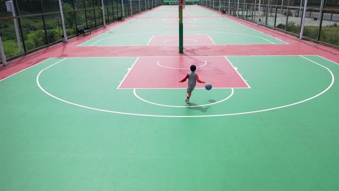 可爱的小男孩在打篮球