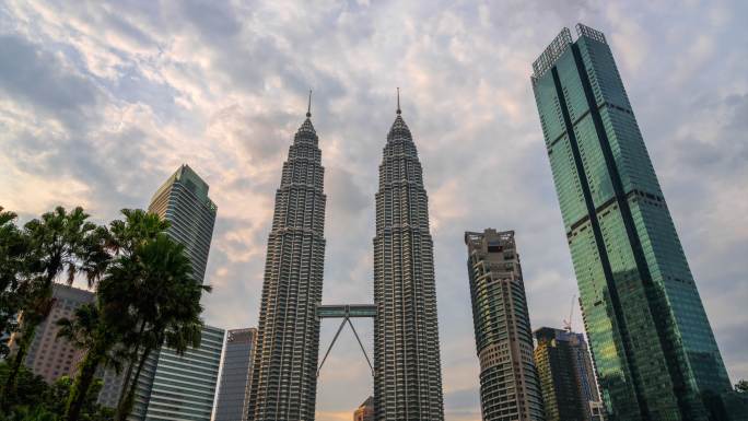 马来西亚吉隆坡市双子星塔的延时摄影