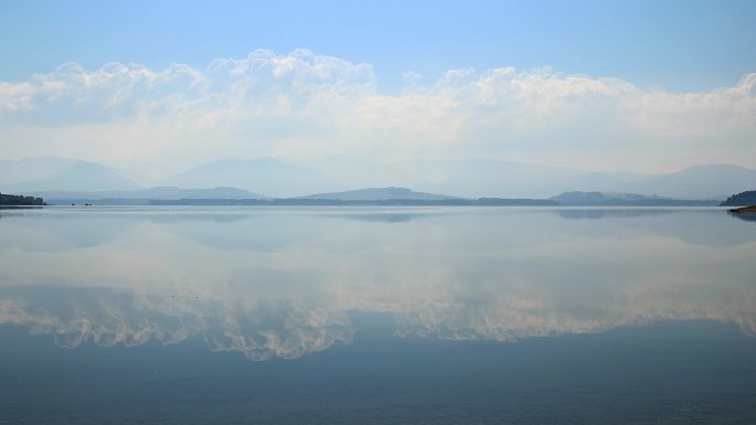 宁静的山湖风景水面清澈