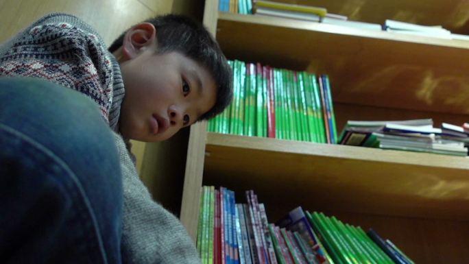 男孩喜欢在书店看书