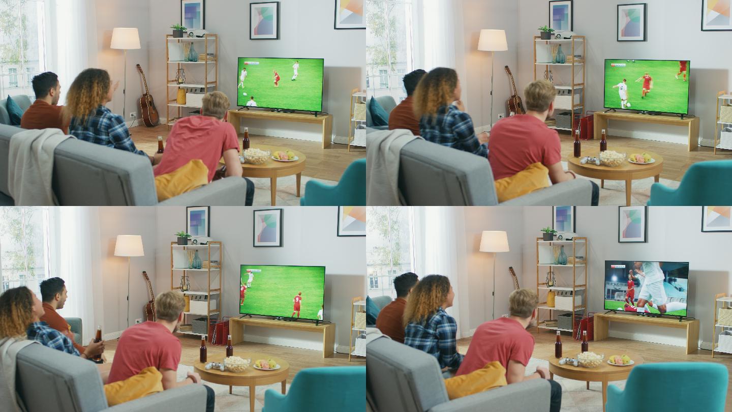 三个体育迷坐在客厅的沙发上观看足球比赛