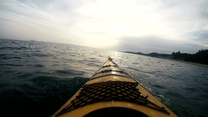 皮划艇的特写镜头大海航海海平面