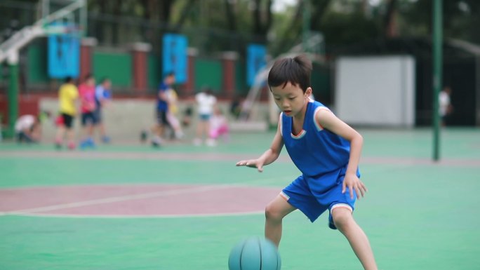 可爱的小男孩在打篮球