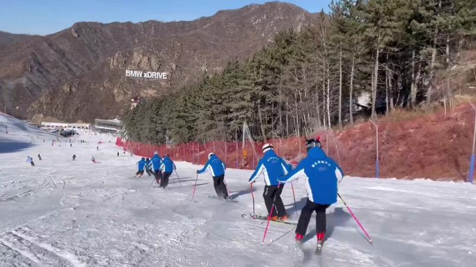 冬天雪场滑雪 多人滑雪