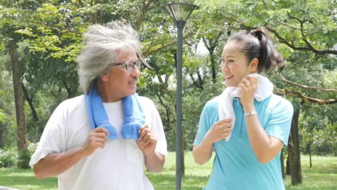 一对夫妻在跑步父女奔跑有氧活动走进大自然