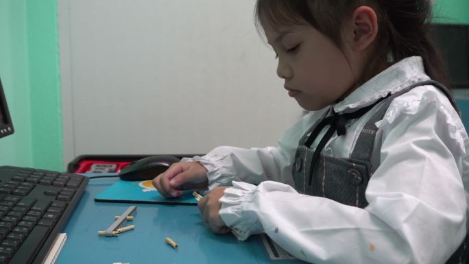 孩子学习组装机器人