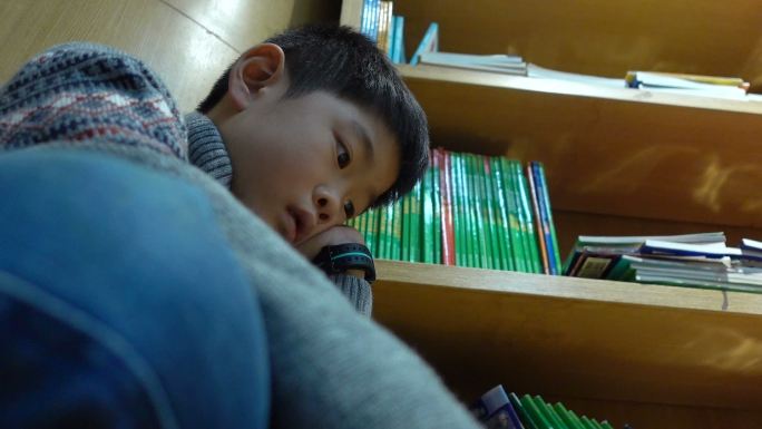 一个男孩在书店里看书