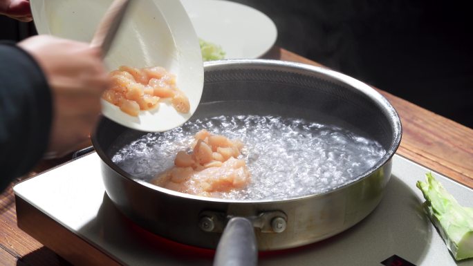 特色中餐什锦蔬炒鸡丁烹饪过程