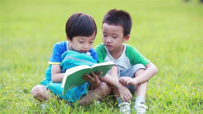 两个孩子在看书