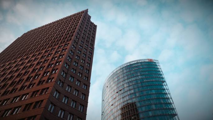 柏林市中心两栋办公楼的平移视频