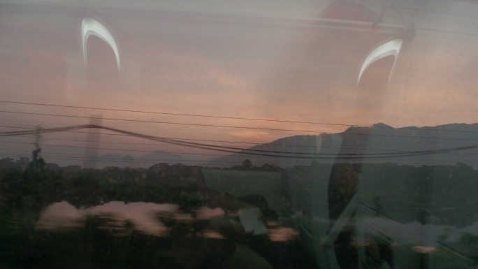 透过地铁车窗看到的日落