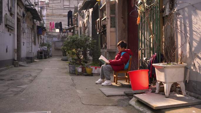 男孩在巷子里看书留守儿童爱学习