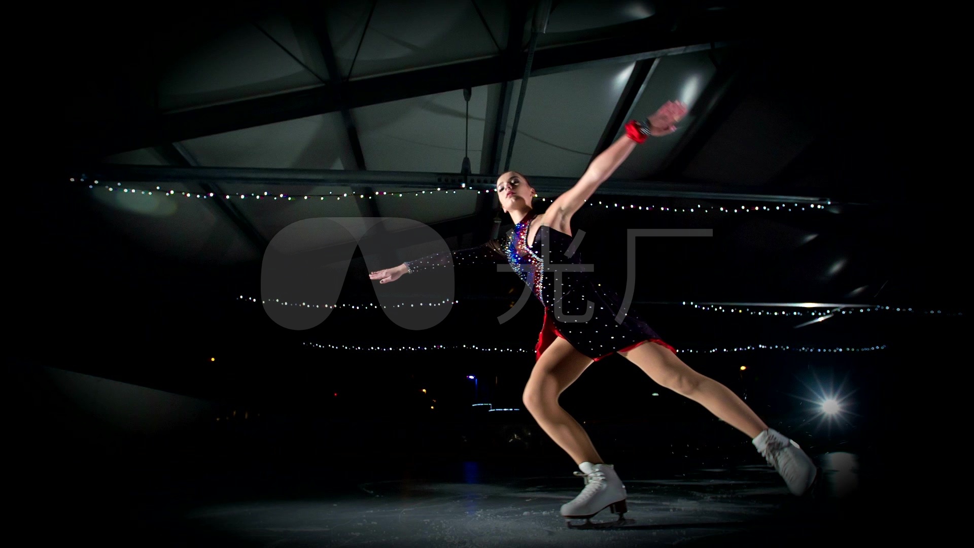 滑冰运动短视频制作 (视频)@太原人,实力宠娃!爸爸自制70平米冰场给女儿滑冰