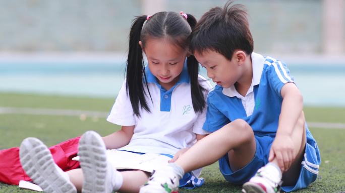 在一起看书的小孩子