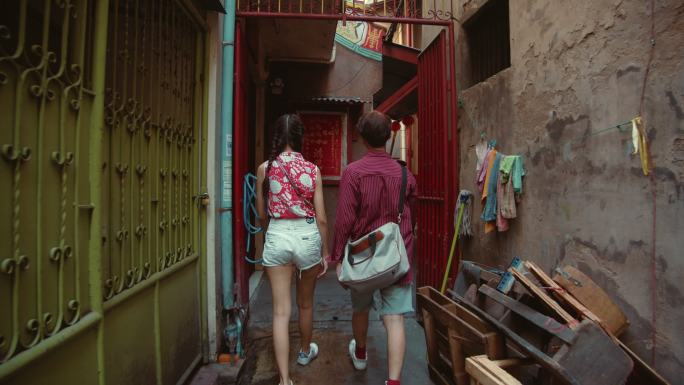 一对夫妇在泰国曼谷瑶华路的老街上走着
